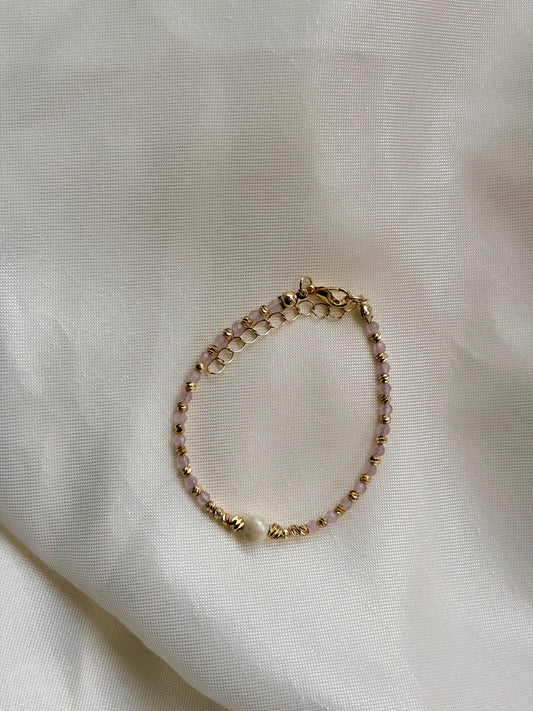 Perlenarmband mit rosa Kristallperlen, goldenen Perlen und einer Süßwasserperle