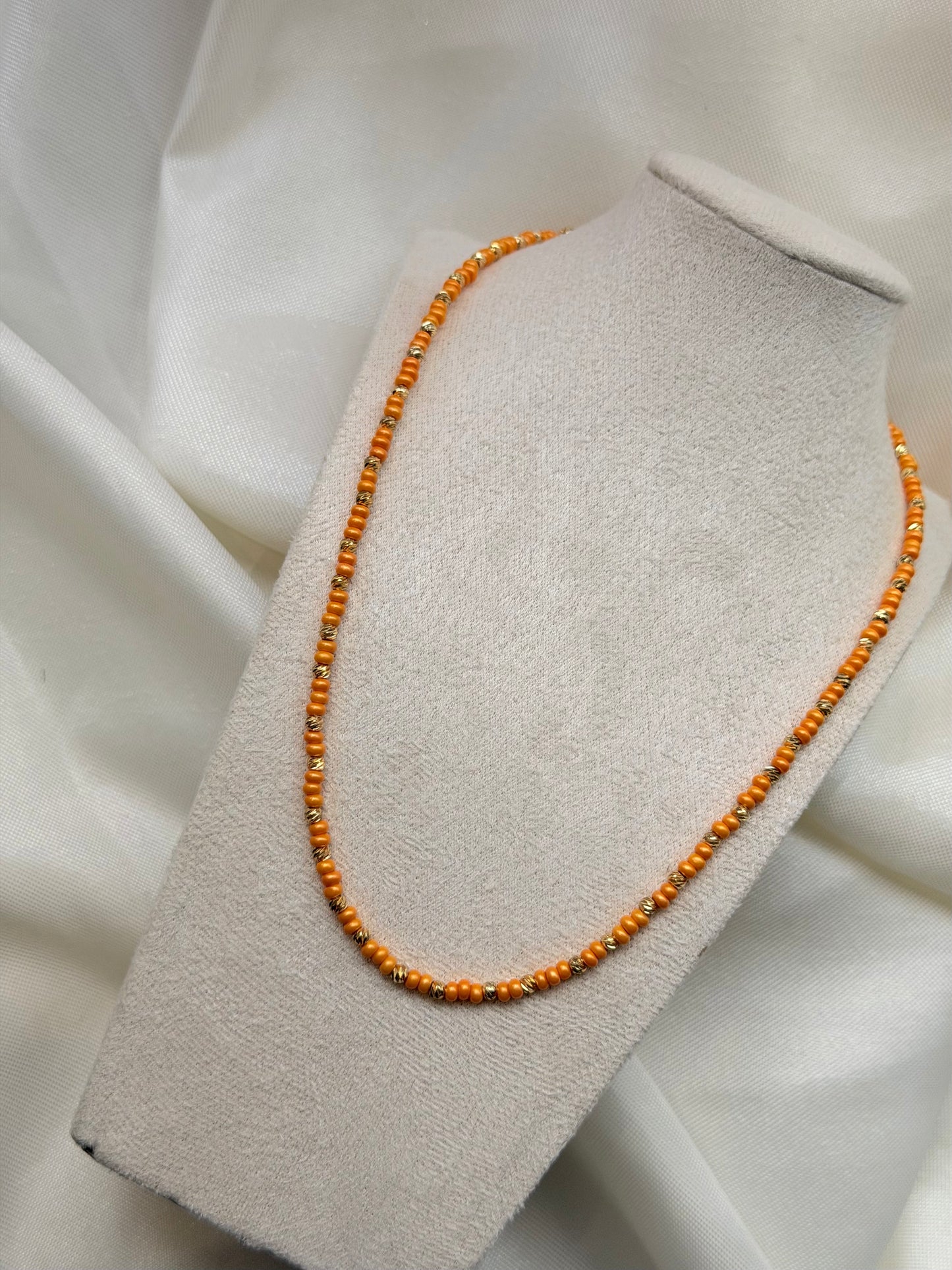 Perlenkette mit orangen Perlen