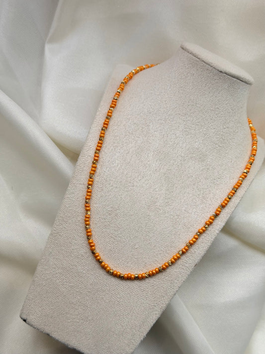 Perlenkette mit orangen Perlen