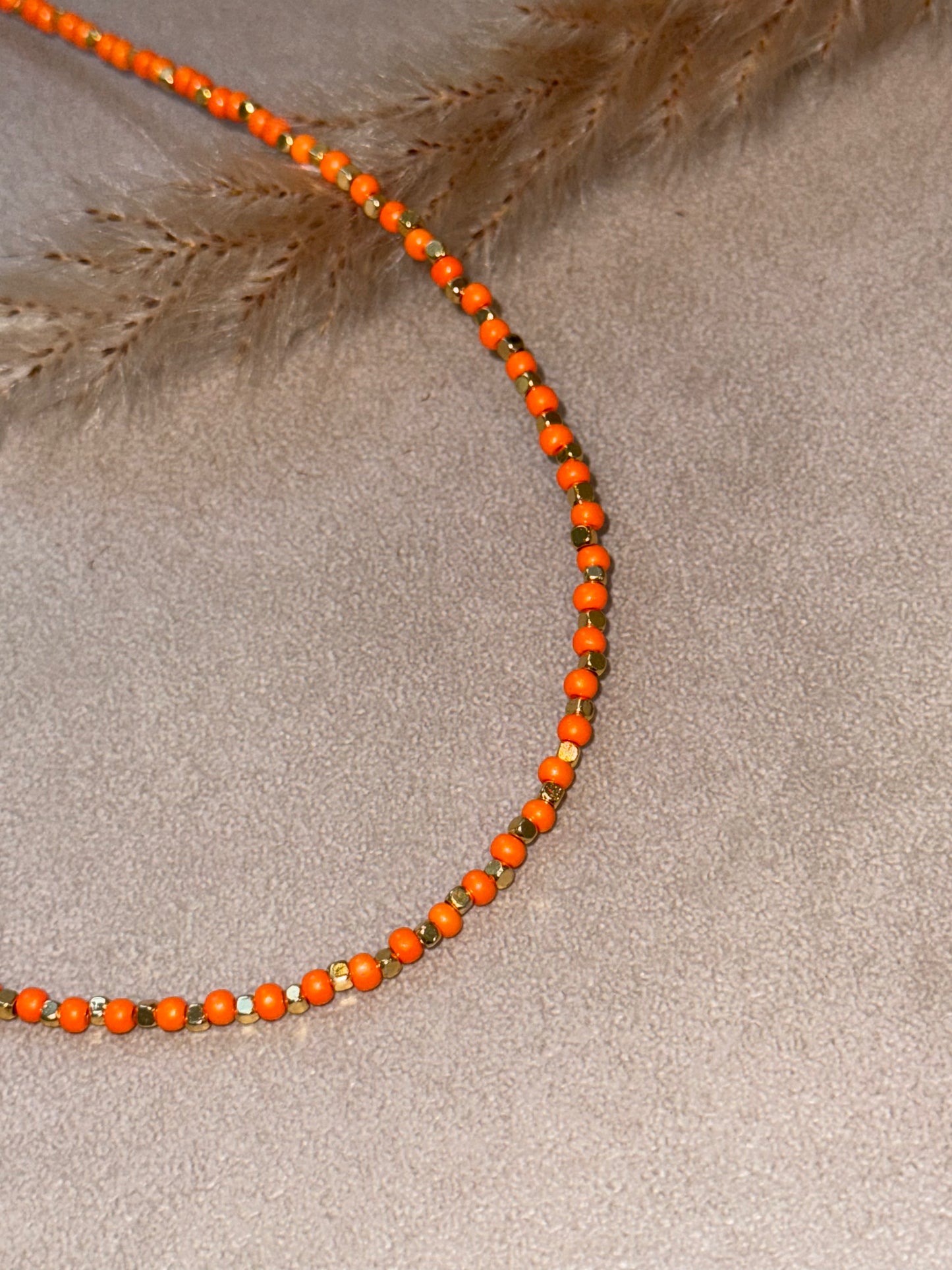 Perlenkette mit feinen orangen Perlen