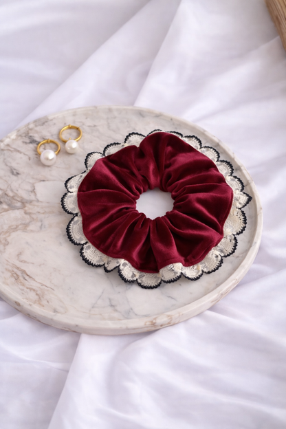 Bordeaux Samt-Haargummi mit Häkelbesatz